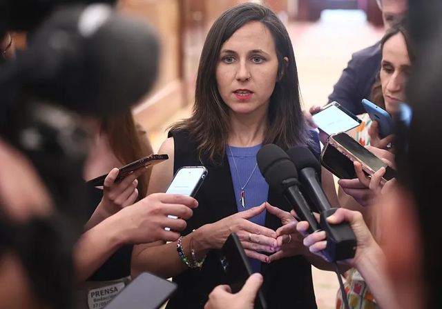 Los socios intentan parar el golpe mientras Podemos recupera el 15-M ante un «Gobierno insostenible»