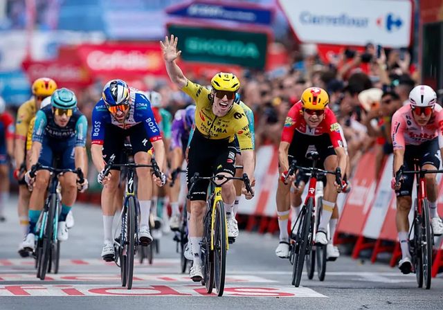 El Visma emula 'la finta y el sprint' en Sevilla