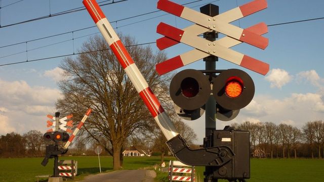 Бързият влак София-Бургас се движи с над два час закъснение заради инцидент с кола