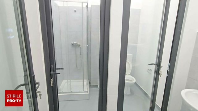 Toalete publice cu uși transparente într-o piață din Pașcani. Lucrările au fost aprobate fără obiecții