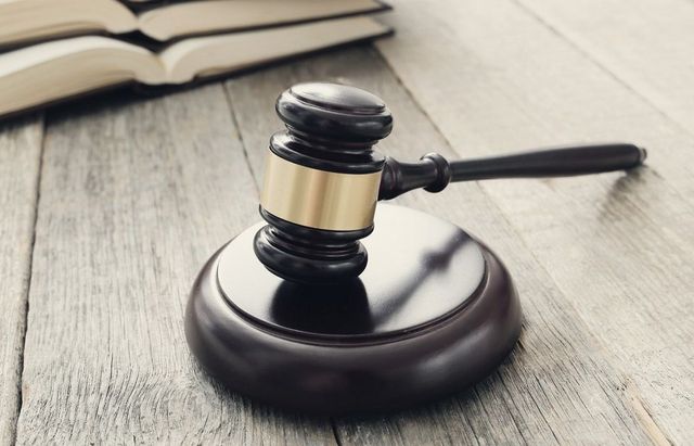 Oamenii de afaceri care au zburat la Mykonos cu șeful Tribunalului Constanța au dosare în instanța condusă chiar de el