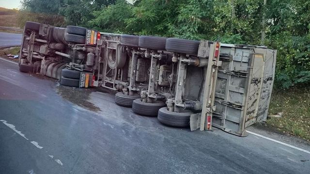Un TIR moldovenesc s-a răsturnat pe un drum din România