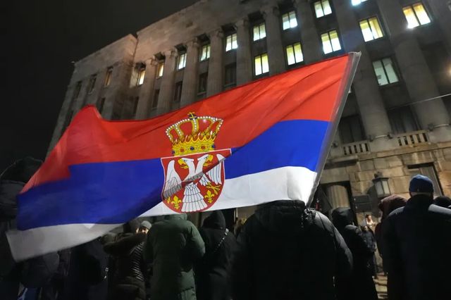 Protestatari atacați la Belgrad: o mașină a intrat în mulțime, un bătrân de 90 de ani a fost rănit