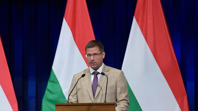 Megkezdődött a kormányinfó, itt vannak Gulyás Gergely bejelentései