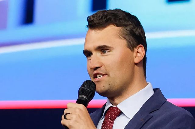 Asesinado de un disparo en el cuello el influencer conservador Charlie Kirk durante una charla en una universidad