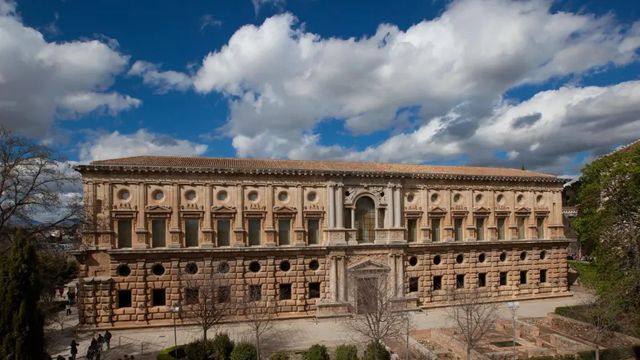Buscan a un joven que rompió un pilar de la Alhambra haciendo parkour