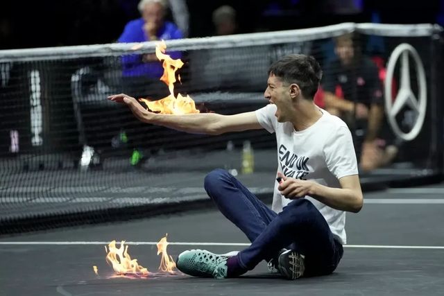 Imagini șocante la Laver Cup 2022 - Un protestatar și-a dat foc pe teren