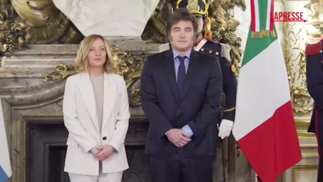 Italia-Argentina, Meloni e Milei salutano la folla dal balcone della Casa Rosada