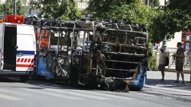 Jobb, ha ezentúl porral oltóval utazunk, újabb busz gyulladt ki Budapesten – videó