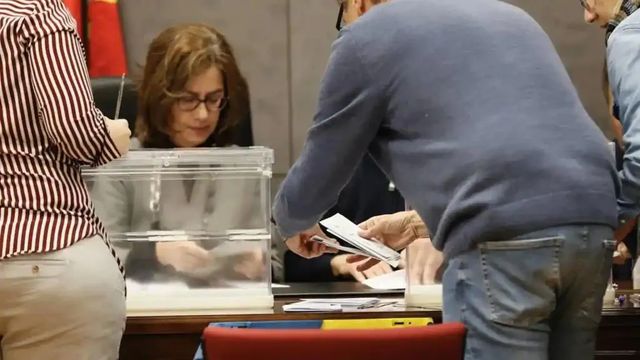 El voto del extranjero no altera el reparto de escaños en el Parlamento Vasco, a la espera de Gipuzkoa