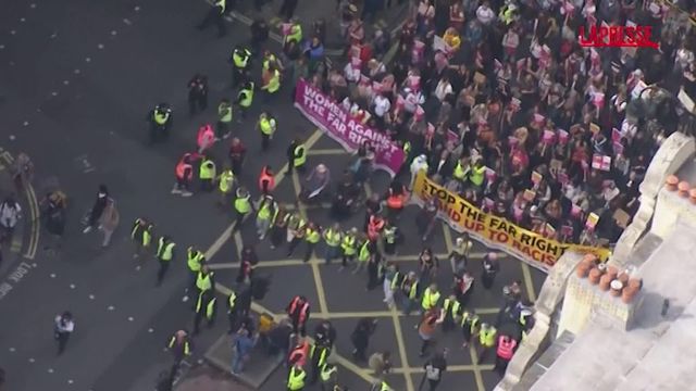 Londra, antifascisti protestano contro la marcia di estrema destra di Tommy Robinson