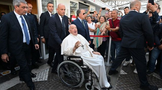 Papa Francisc a fost externat, după operația de hernie abdominală