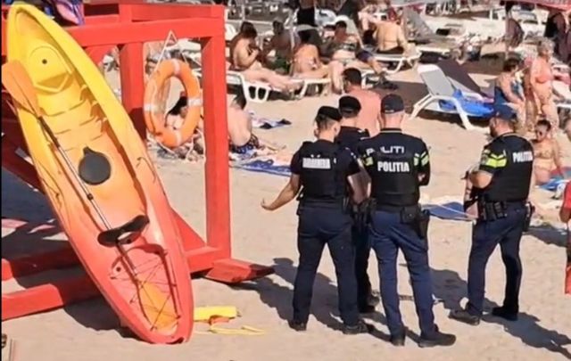 Deși un turist a murit la Eforie, mulți continuă să ignore steagul roșu de pe litoral în ciuda curenților periculoși