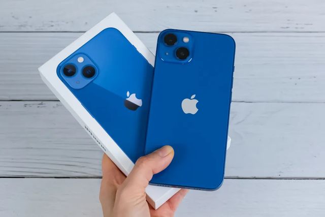 Apple micșorează producția de Iphone 13 din cauza penuriei de cipuri