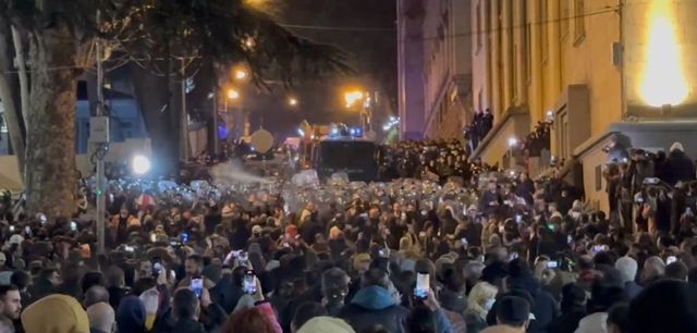 Lupte de stradă cu poliția în Georgia, după aprobarea în primă lectură a legii „agenților străini”