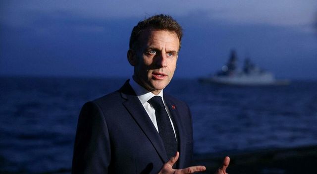 Macron, sto preparando futura missione difensiva per riaprire Hormuz