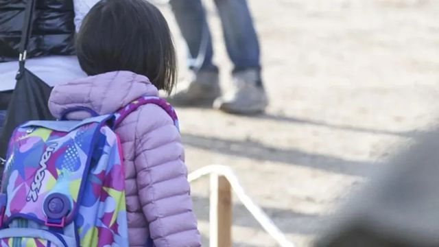 Madre le muore davanti, a 7 anni va a scuola da sola