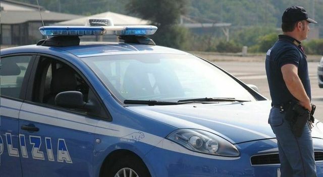 Ostia, auto in fuga dalla polizia investe due ragazzine