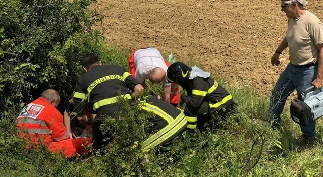 Bambino precipita in un pozzo in provincia di Siracusa, soccorritori in azione tentano di salvarlo