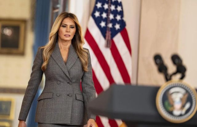 «¿Por qué ahora?», la pregunta que Melania Trump eludió en su declaración para desvincularse de Epstein