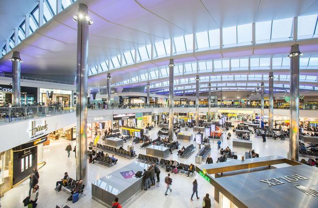 Mii de angajați ai aeroporturilor din Marea Britanie intră în grevă de Crăciun