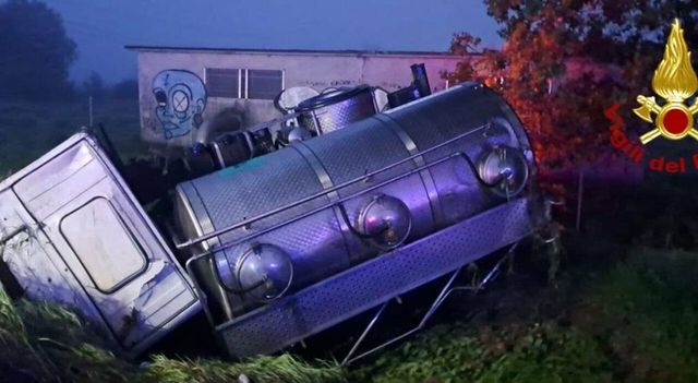 Scontro tra un autocarro e una macchina a Modena, tre morti