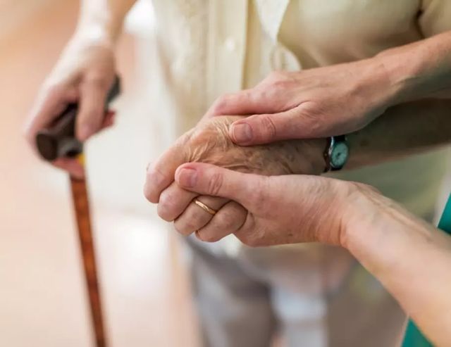 Насилие над 104-годишна баба във Видинската болница - Труд