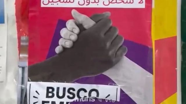 Polémica en Vic: los comuns difunden carteles en árabe reivindicando el derecho a padrón para todo el mundo