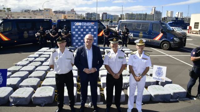 Interceptan un pesquero con más de 4.000 kilos de cocaína a unas 500 millas de Canarias