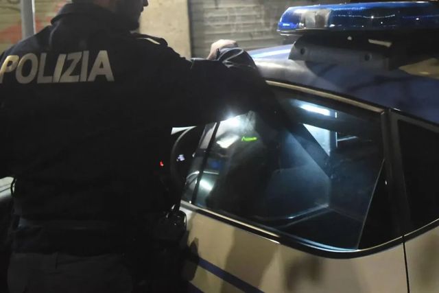 Difende la collega molestata e viene accoltellato: 23enne in gravissime condizioni a Prato