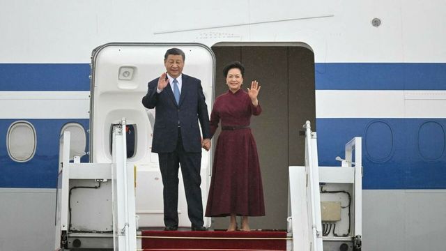 Președintele Franței, Emmanuel Macron, îl primește la Paris pe președintele Chinei, Xi Jinping