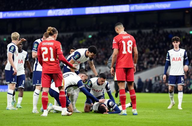 Sviene in campo durante Tottenham-Liverpool, paura per Bentancur