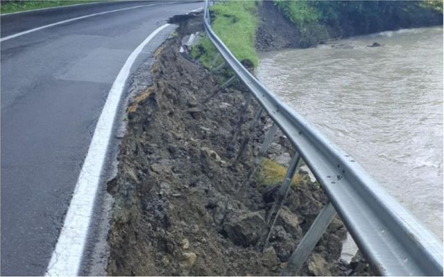 Alunecare de teren pe drumul ce leagă Brașovul de Ploiești! Circulația este afectată