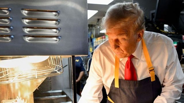 Durvul a kampány: Donald Trump beállt krumplit sütni egy McDonald’sban