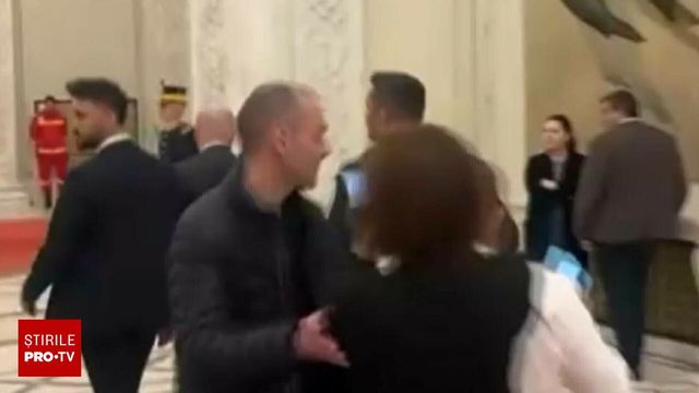 Ofițerul de presă care i-a împins pe jurnaliști pe holul Parlamentului, sancționat cu o reducere de 5% a salariului