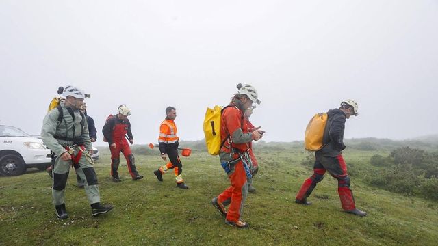 Los equipos de rescate no localizan a los espeleólogos desaparecidos en una cueva en Cantabria