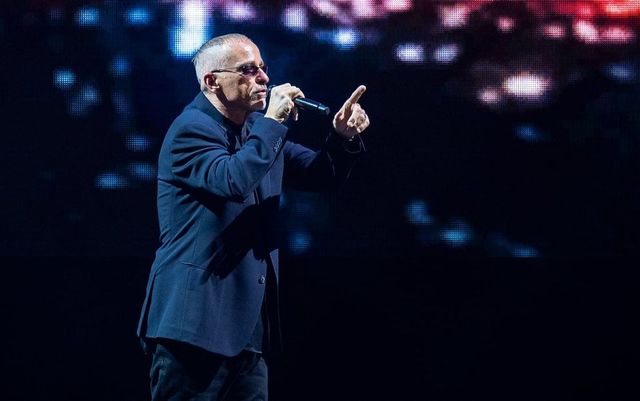 Eros Ramazzotti operato alle corde vocali, concerti rinviati al 2027