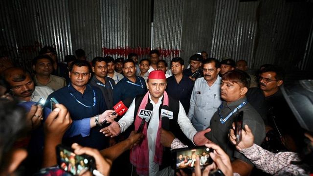 Akhilesh Yadav visits JPNIC in night, slams government for barring entrance with tin sheets