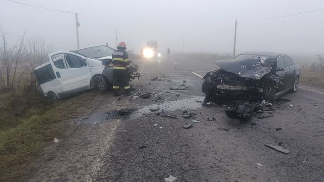 Trei persoane rănite într-un accident grav, la Sibiu. Au fost implicate două autoturisme și un microbuz