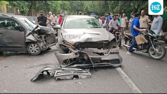 Narela Accident: 70-Year-Old Woman Killed After Mercedes-WagonR Collision Triggers Multi-Vehicle Crash