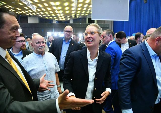 Las contradicciones de la AfP: su líder está casada con otra mujer, tiene hijos adoptivos y residencia en Suiza