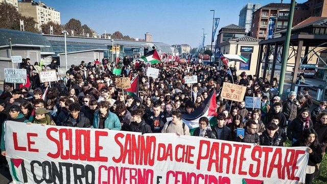 No Meloni Day, studenti si imbavagliano e ammanettano a Roma