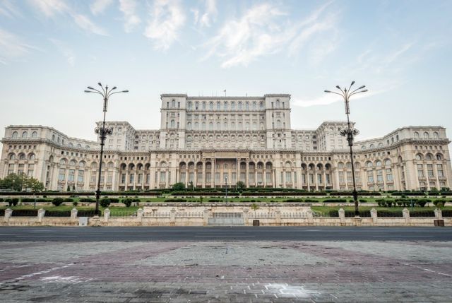 Noul Parlament se reunește, astăzi, în ședință