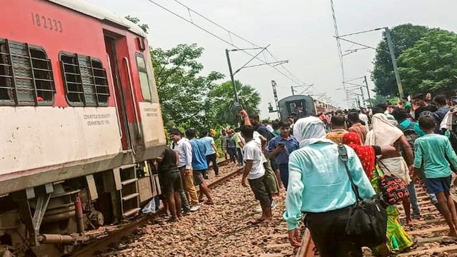 Coupling Of Magadh Express Breaks, Train Splits Into Two In Bihar