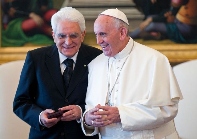 Il Papa consegna a Mattarella il Premio Paolo VI