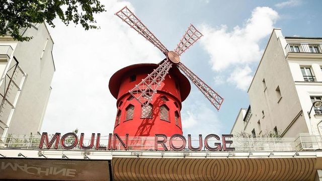 Le pale del Moulin Rouge crollano a terra, paura a Parigi