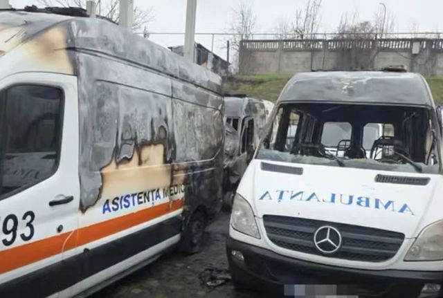 Incendiu în sectorul Ciocana al capitalei: Patru ambulanțe și un microbuz, afectate de flăcări