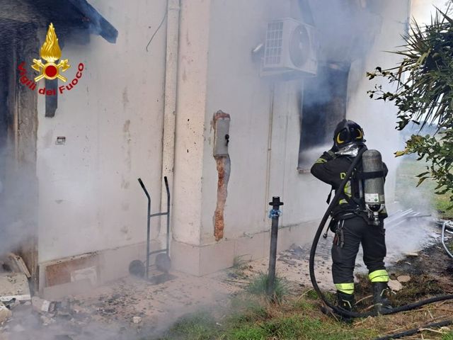 Crolla il solaio dopo un incendio in casa, si cerca una persona