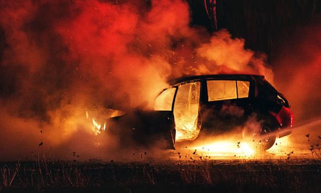 Cinci mașini au fost incendiate noaptea trecută într-o parcare