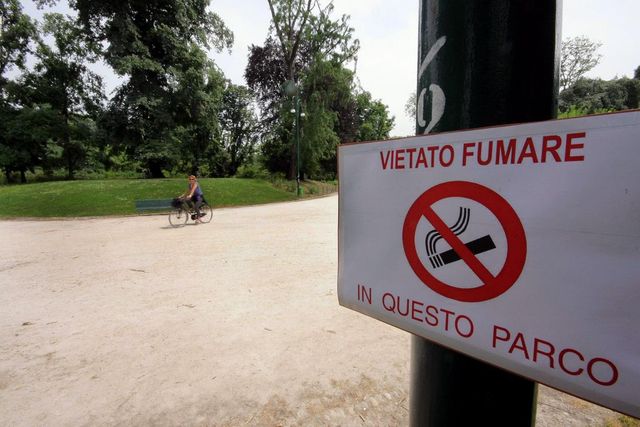 Milano mette al bando il fumo all'aperto dal primo gennaio